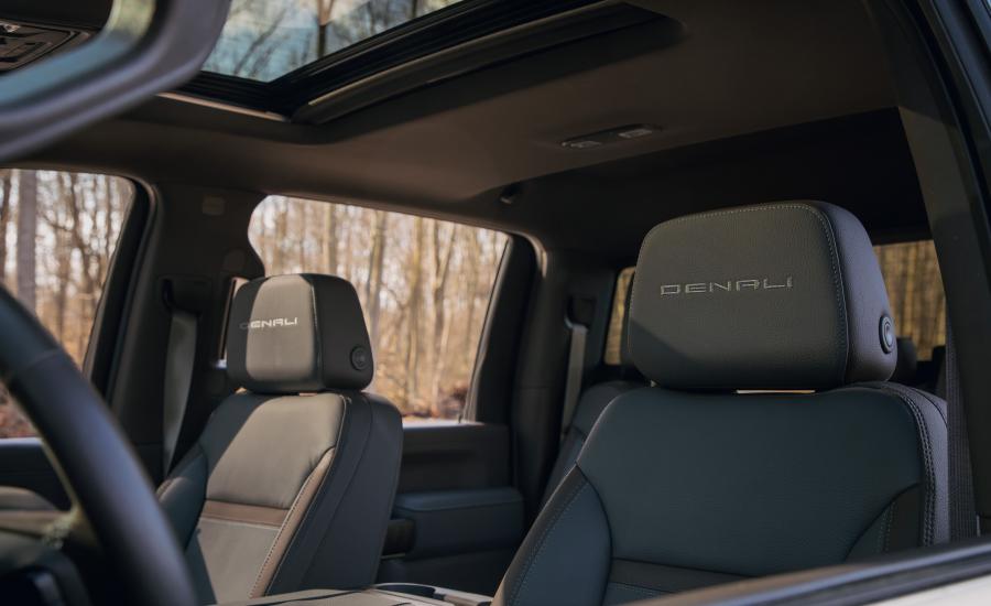 Интерьер GMC Sierra 2500 HD Denali Crew Cab 2019 года  (фото 25 из 40)